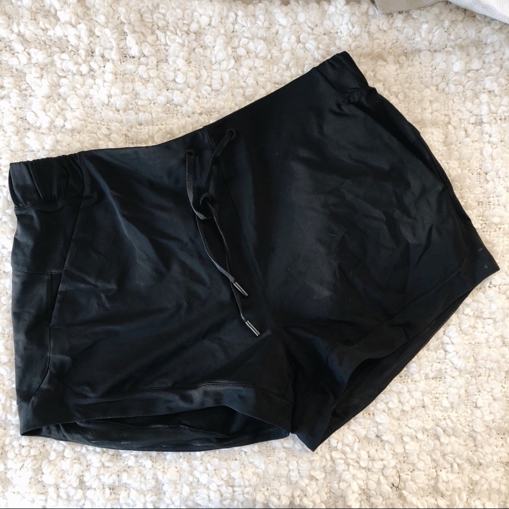 Lululemon Sunsetting black shorts ✨